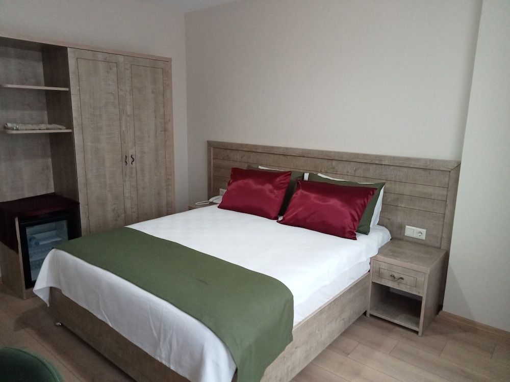 undefined KURT OTEL 4