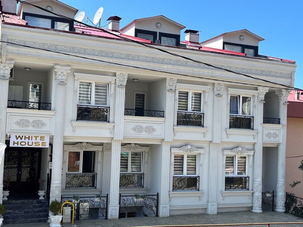 undefined White House Apart 4