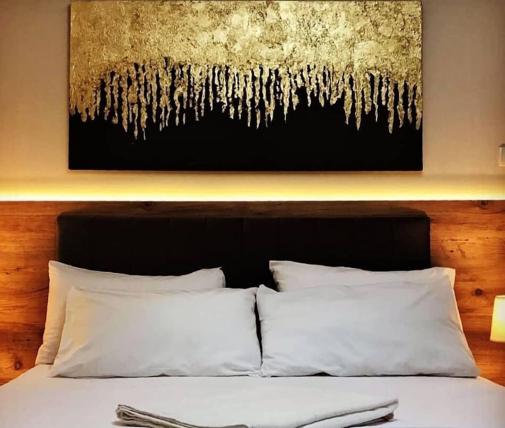 undefined Mila Suite 8