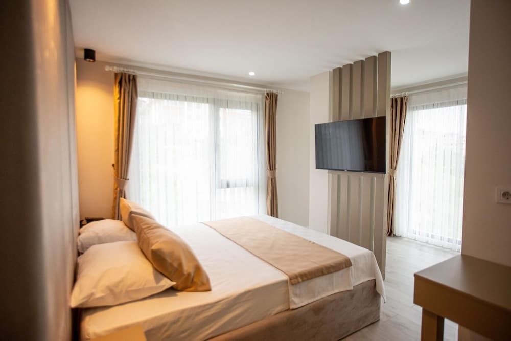 undefined The Deck Otel 10