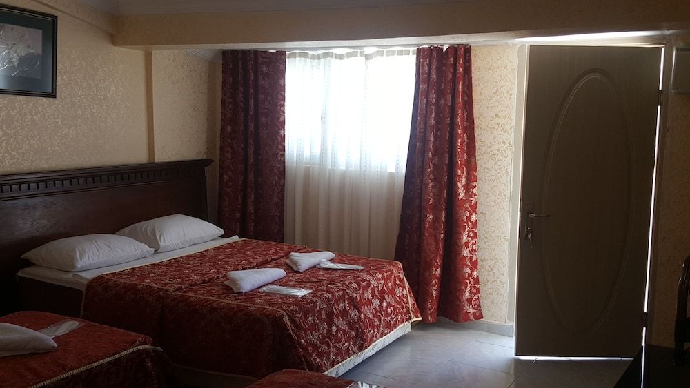 Florin Hotel Basic Double Room, 2 Twin Beds 4