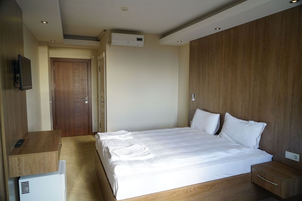 NY World Hotel Basic Room, Garden View 3