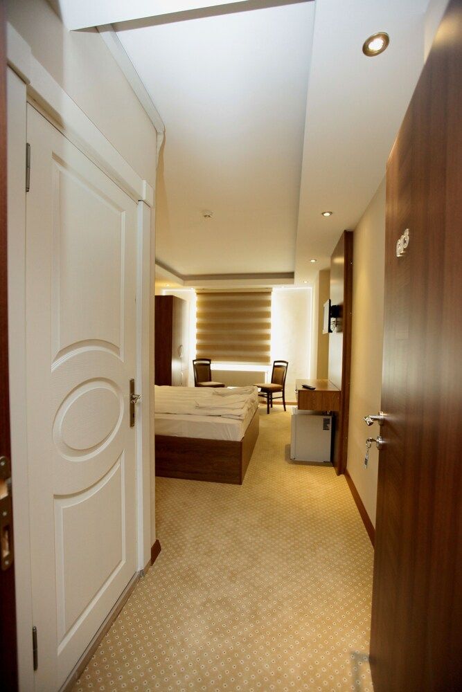 NY World Hotel Standard Room, Garden View 4