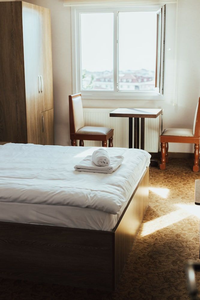 NY World Hotel Standard Room, Garden View 7