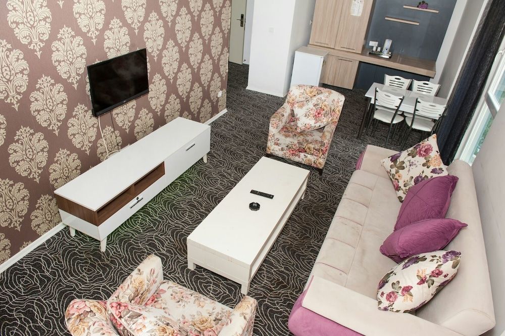 undefined N Suites 8