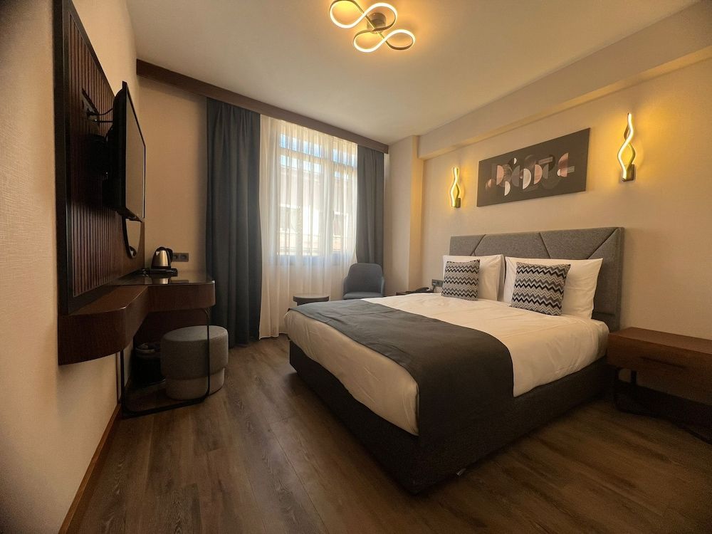 undefined Bristol Hotel 4