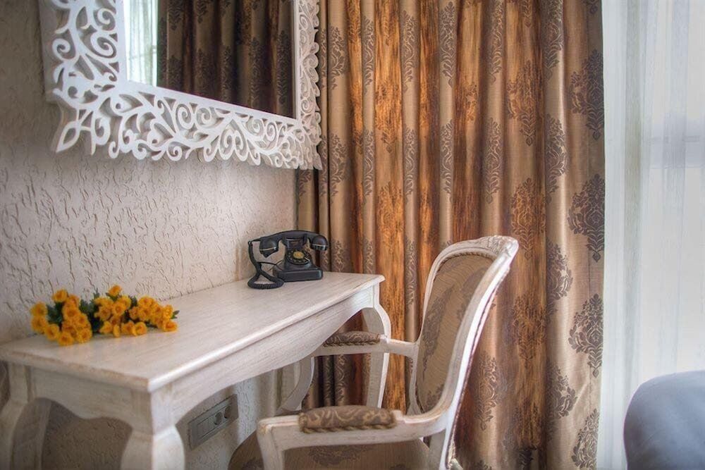 Elegance Asia Hotel Deluxe Room 8