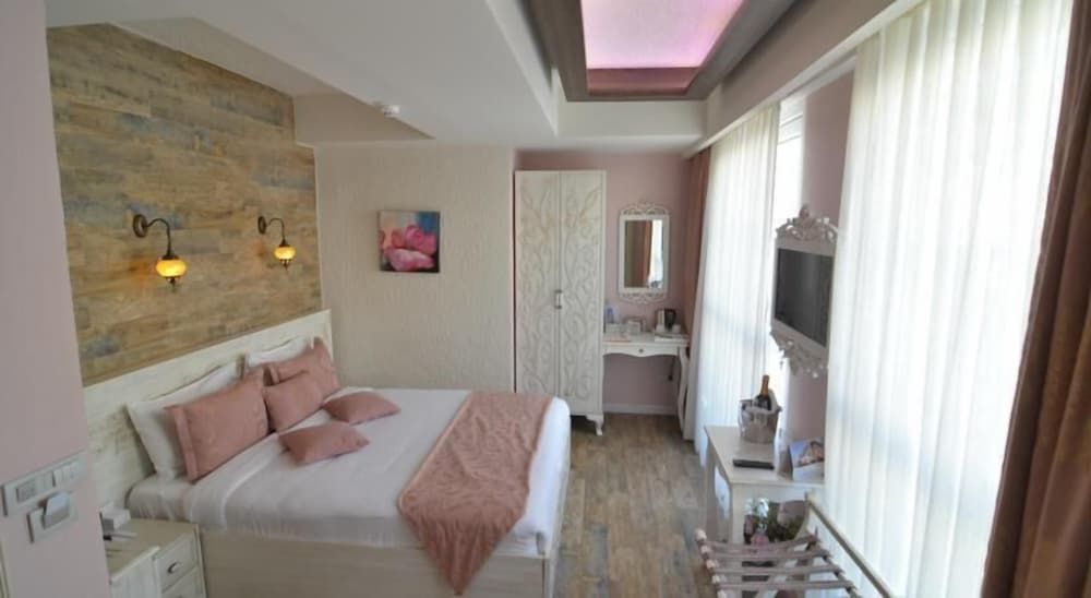 Elegance Asia Hotel Deluxe Room