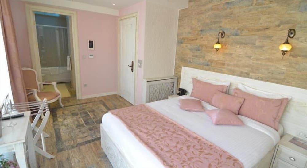 Elegance Asia Hotel Deluxe Room 9