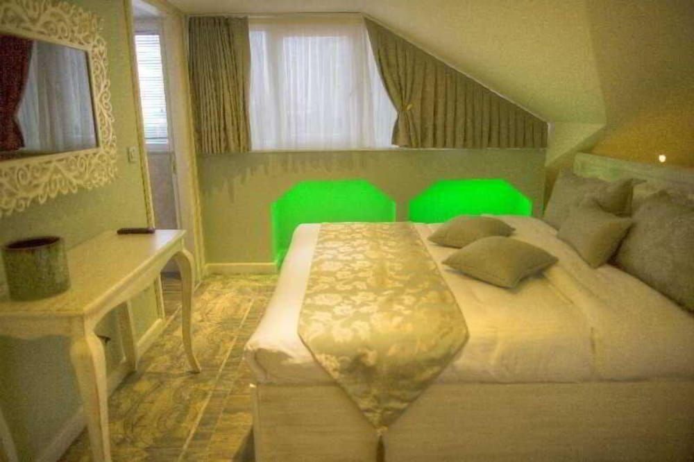 Elegance Asia Hotel Deluxe Room 5