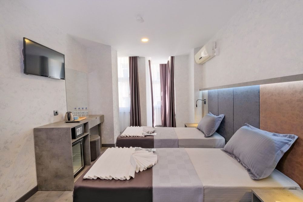 The Queen Hotel Deluxe Double or Twin Room 4