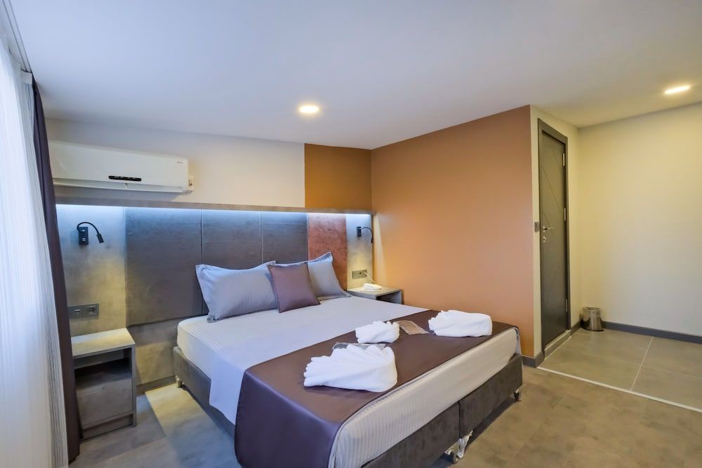 The Queen Hotel Deluxe Double or Twin Room 12