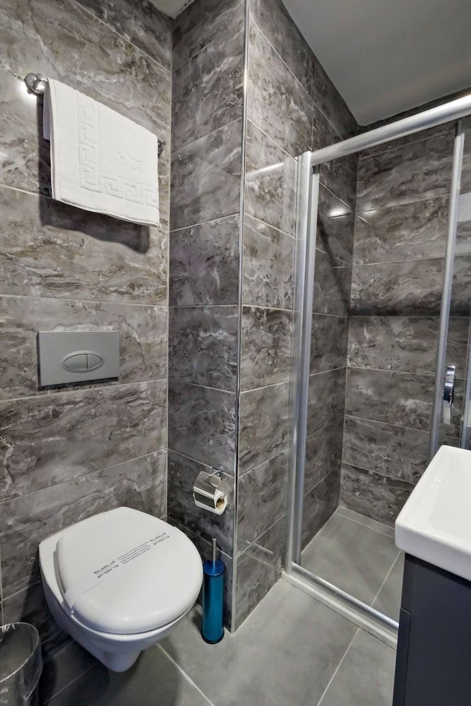 The Queen Hotel Deluxe Double or Twin Room 24