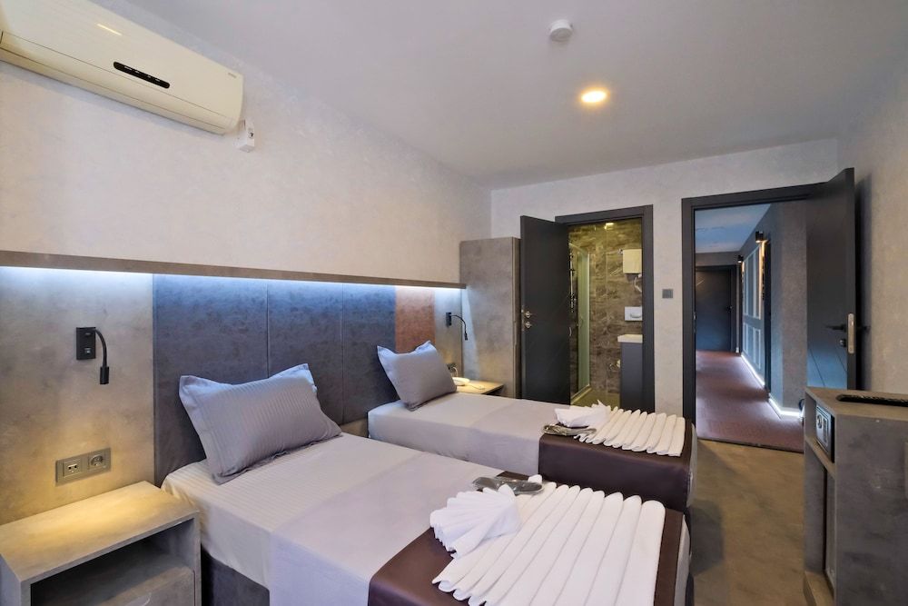 The Queen Hotel Deluxe Double or Twin Room 6