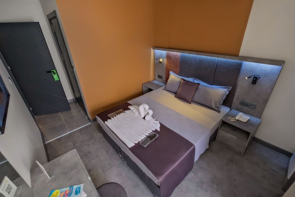 The Queen Hotel Deluxe Double or Twin Room 17