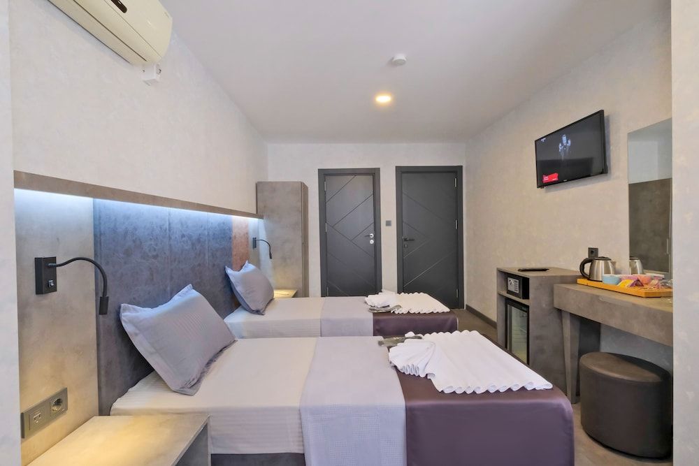 The Queen Hotel Deluxe Double or Twin Room 7