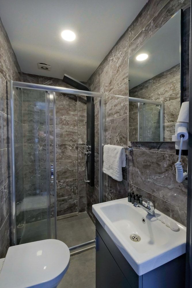 The Queen Hotel Deluxe Double or Twin Room 27