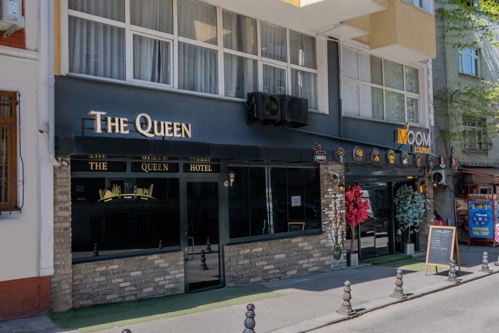 undefined The Queen Hotel 5