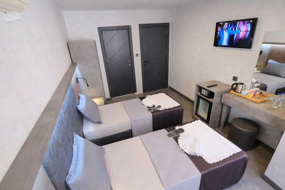 The Queen Hotel Deluxe Double or Twin Room 31