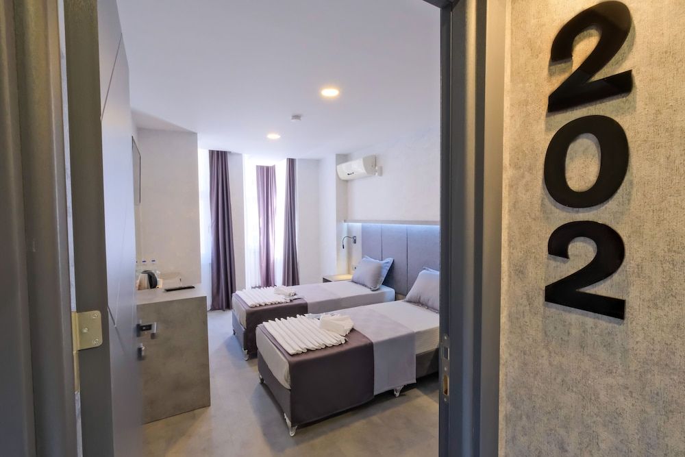 The Queen Hotel Deluxe Double or Twin Room 20