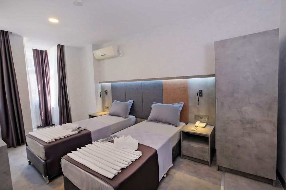 The Queen Hotel Deluxe Double or Twin Room 3