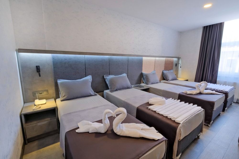 undefined The Queen Hotel 9