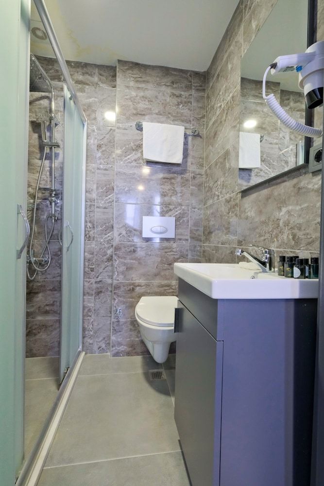 The Queen Hotel Deluxe Double or Twin Room 21