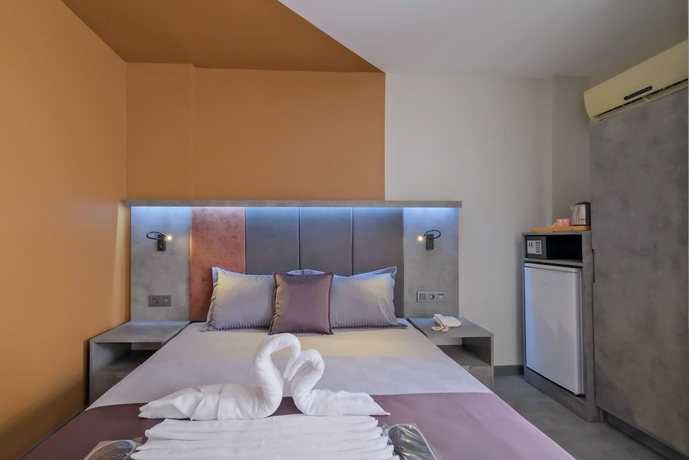 The Queen Hotel Deluxe Double or Twin Room 14