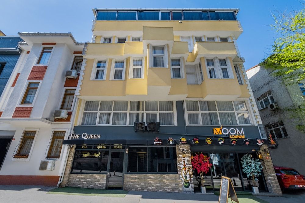 undefined The Queen Hotel 3