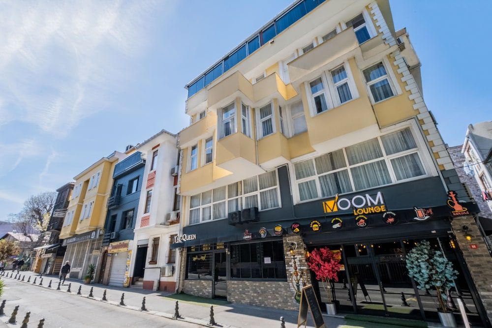 undefined The Queen Hotel 4