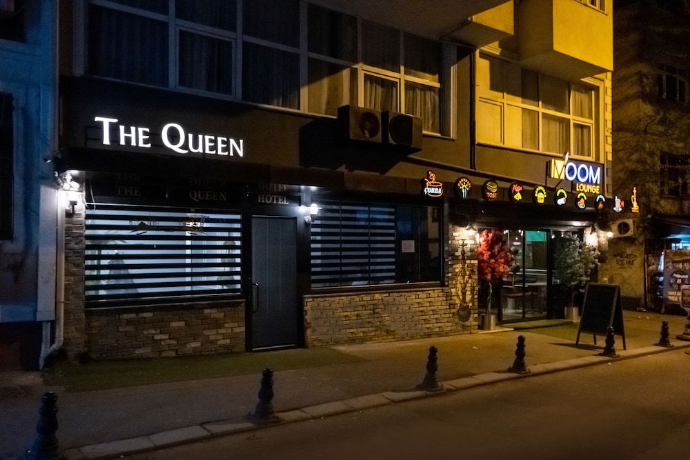 undefined The Queen Hotel 6