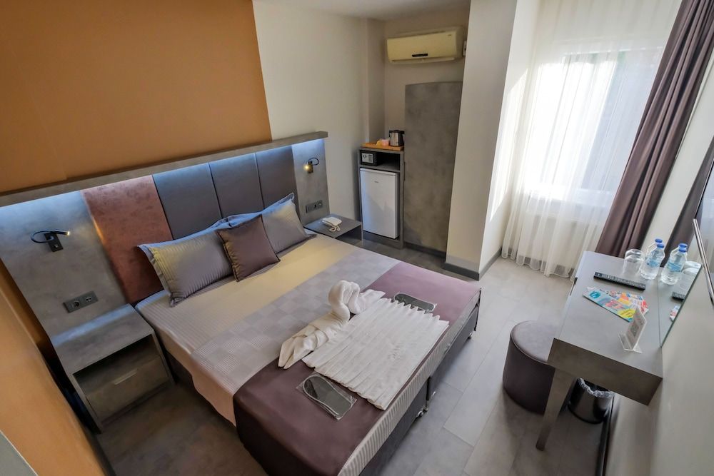 The Queen Hotel Deluxe Double or Twin Room 19