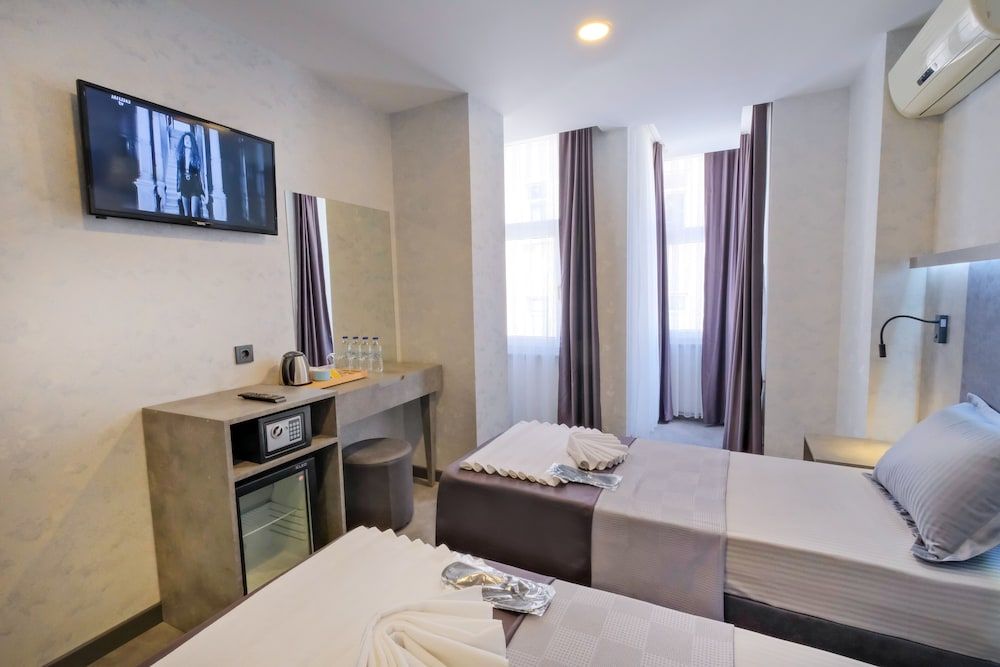 The Queen Hotel Deluxe Double or Twin Room 5