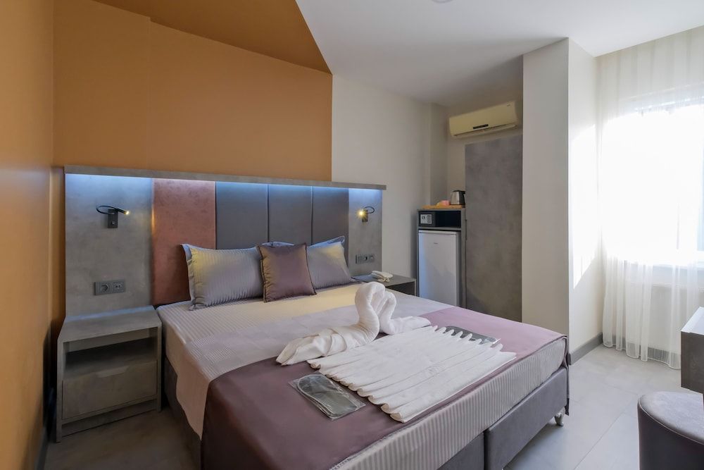 The Queen Hotel Deluxe Double or Twin Room 16