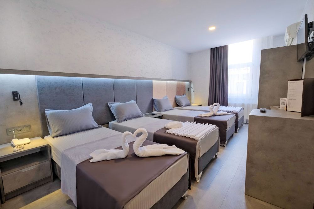 undefined The Queen Hotel 10