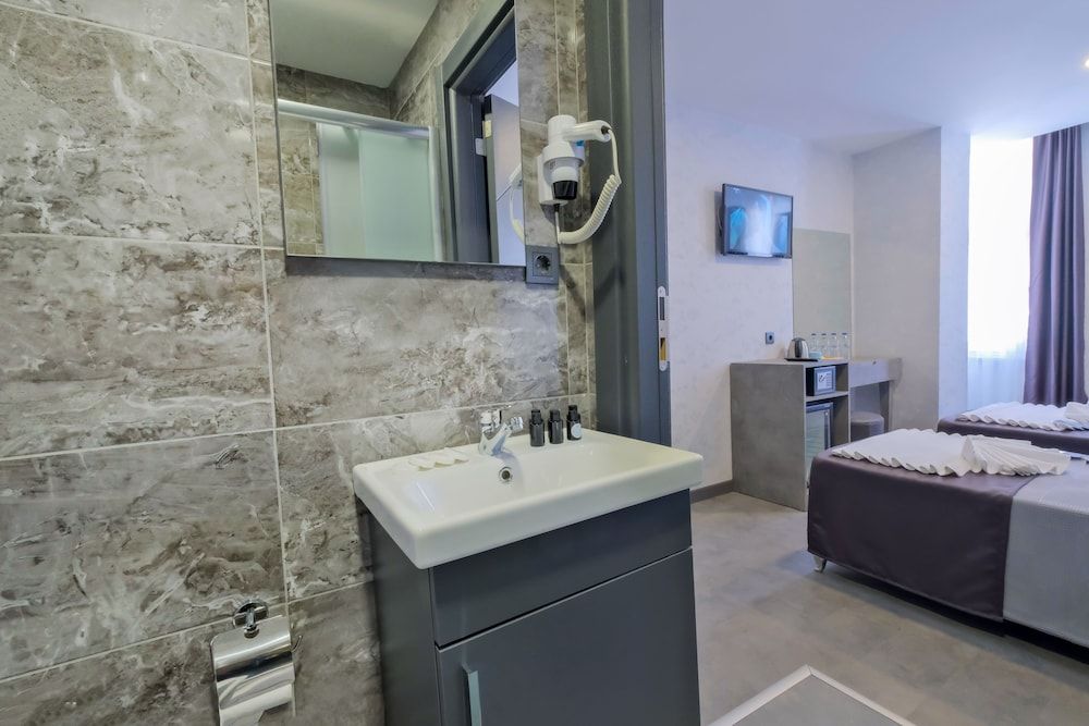 The Queen Hotel Deluxe Double or Twin Room 22