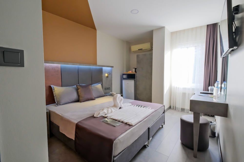 The Queen Hotel Deluxe Double or Twin Room 13