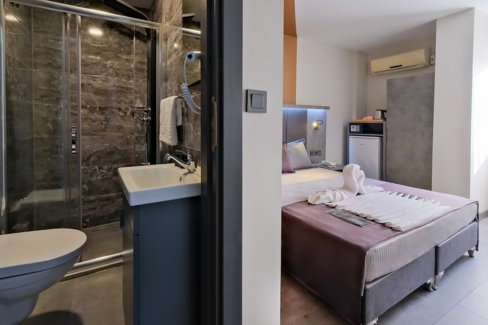 The Queen Hotel Deluxe Double or Twin Room 32