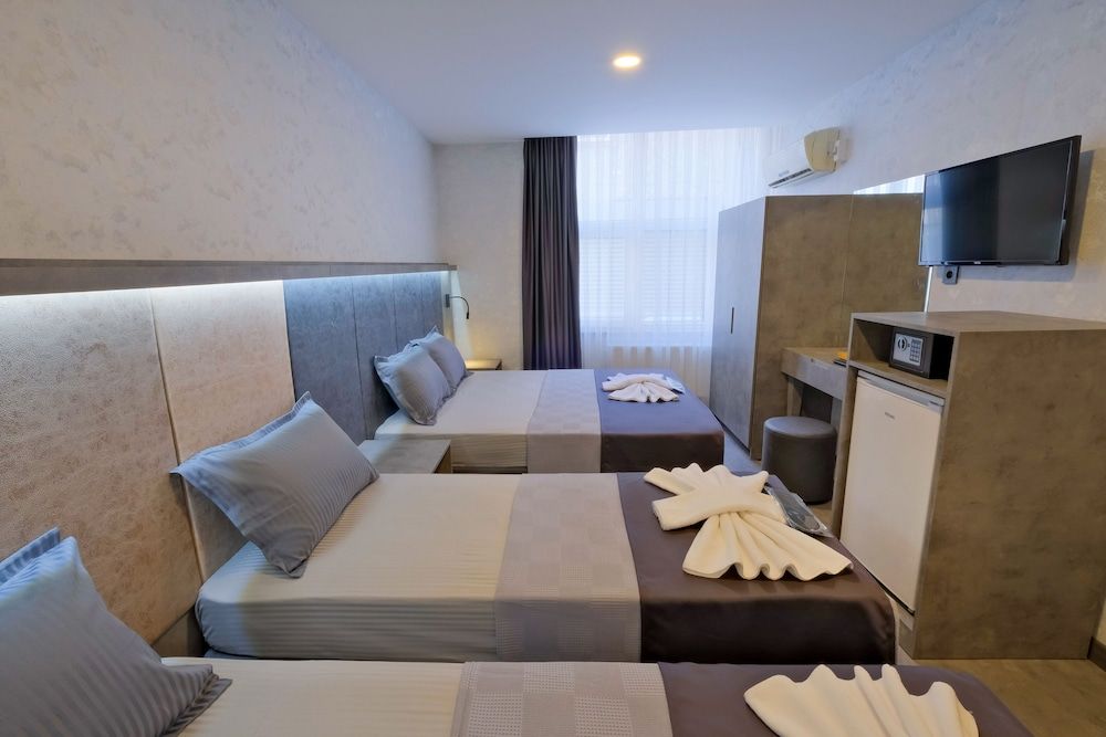 undefined The Queen Hotel 7