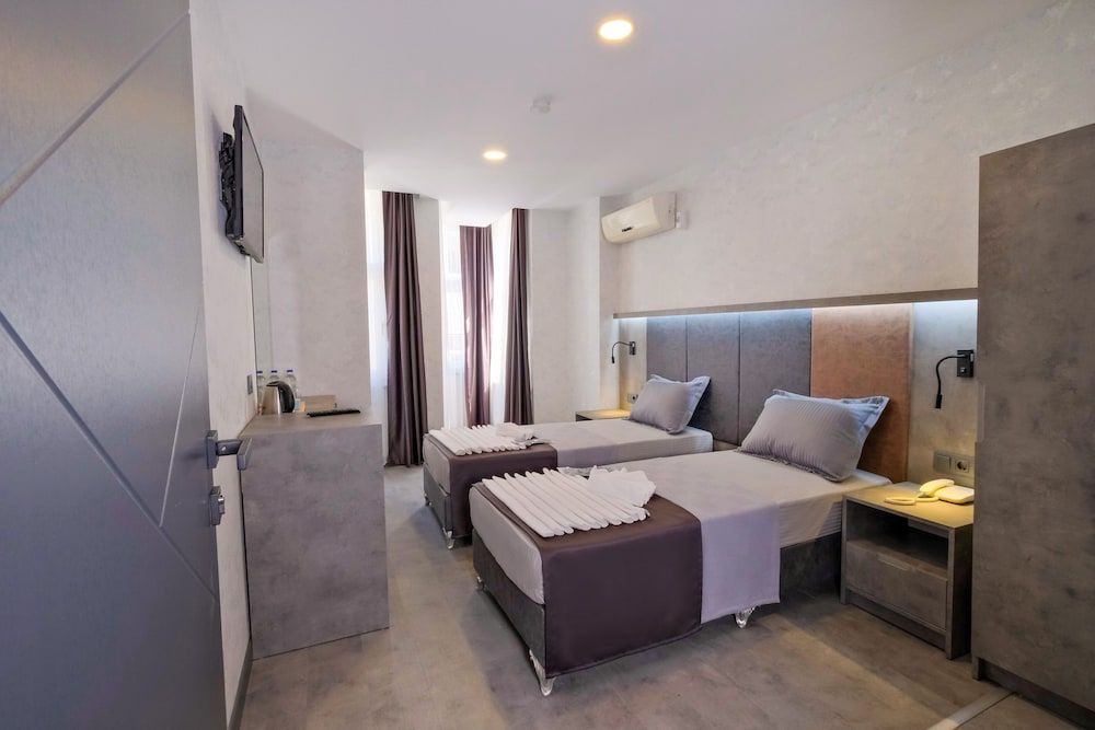 The Queen Hotel Deluxe Double or Twin Room 2