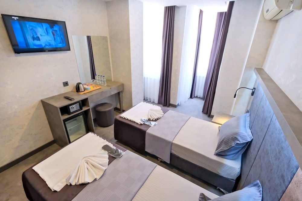 The Queen Hotel Deluxe Double or Twin Room 8