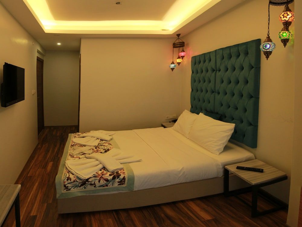 Alf Hotel Deluxe Double Room 6