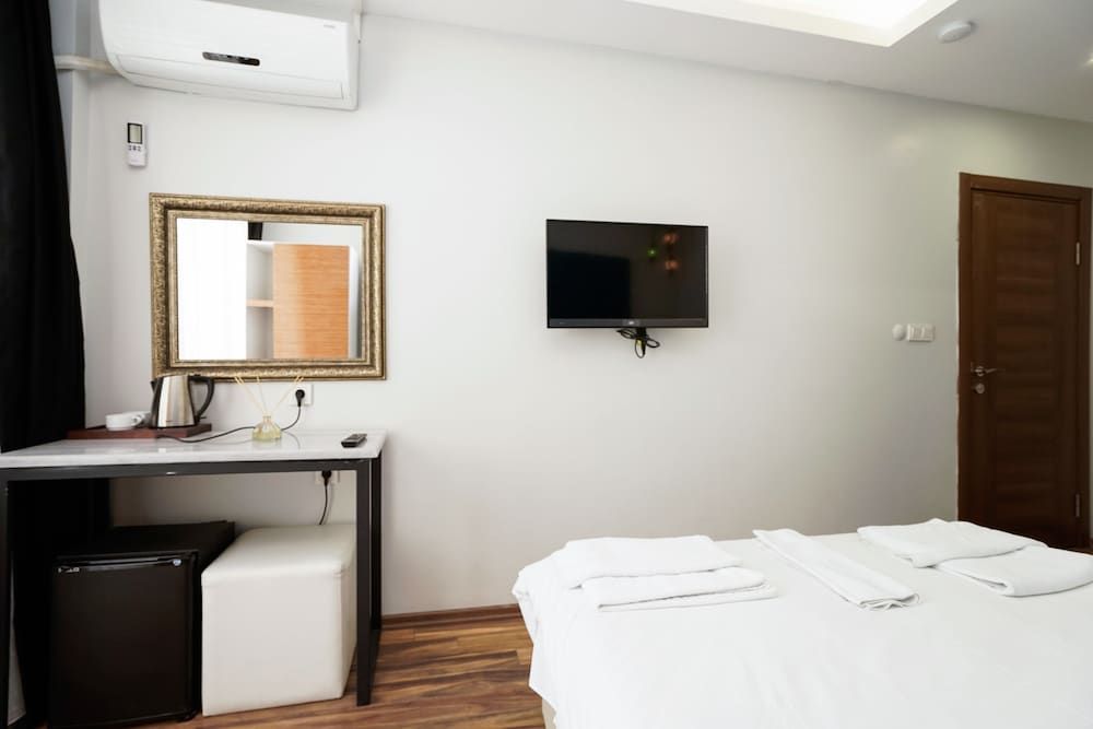 Alf Hotel Deluxe Double Room 4