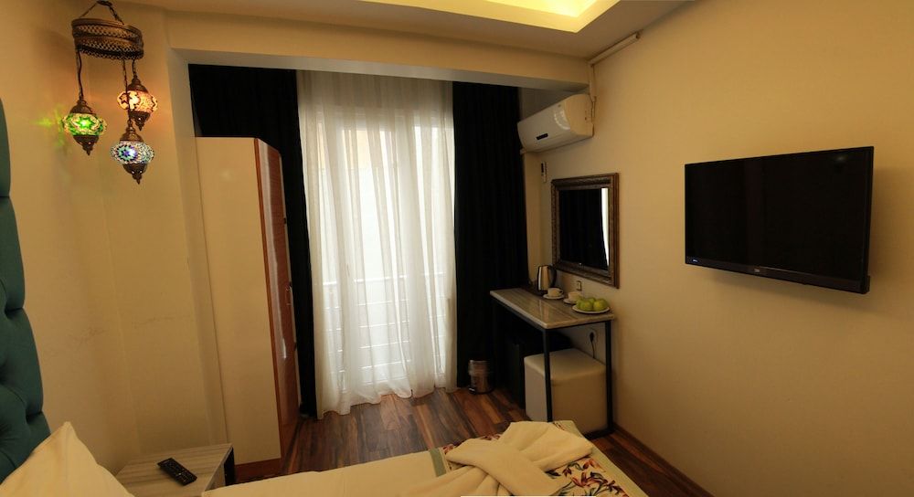 Alf Hotel Deluxe Double Room 12