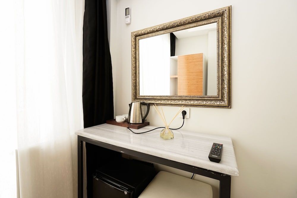 Alf Hotel Deluxe Double Room 9