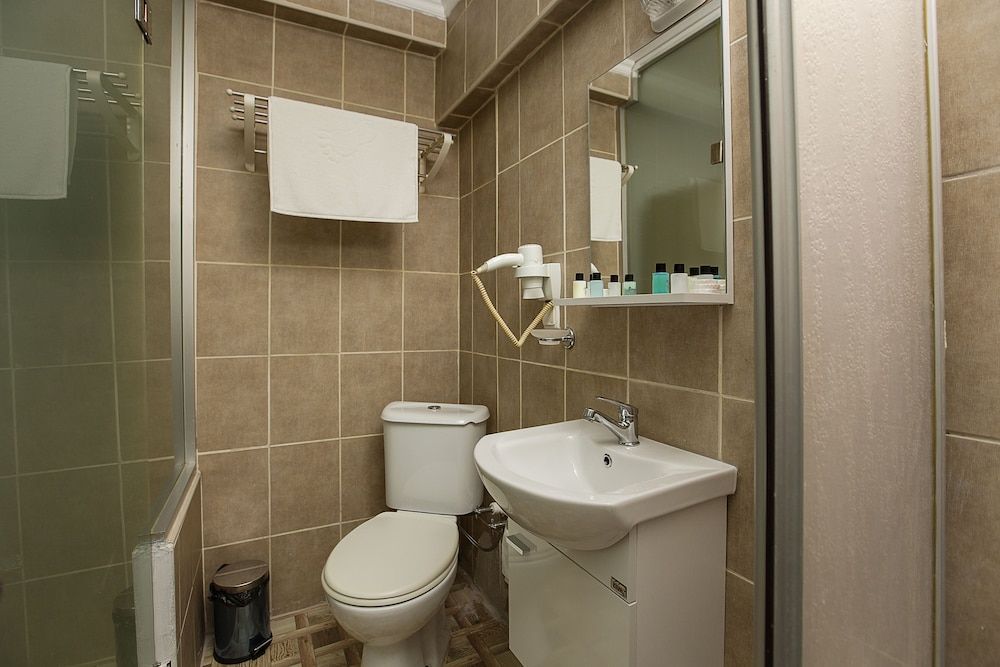 Royal Family Hotel Standard Triple Room, City View 8