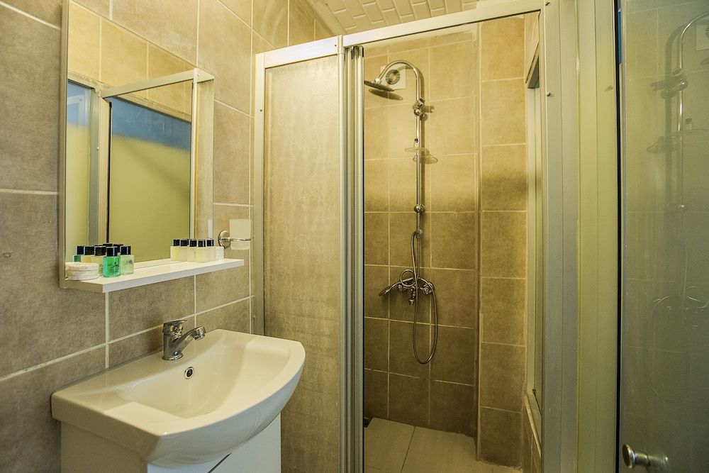 Royal Family Hotel Standard Triple Room, City View 7