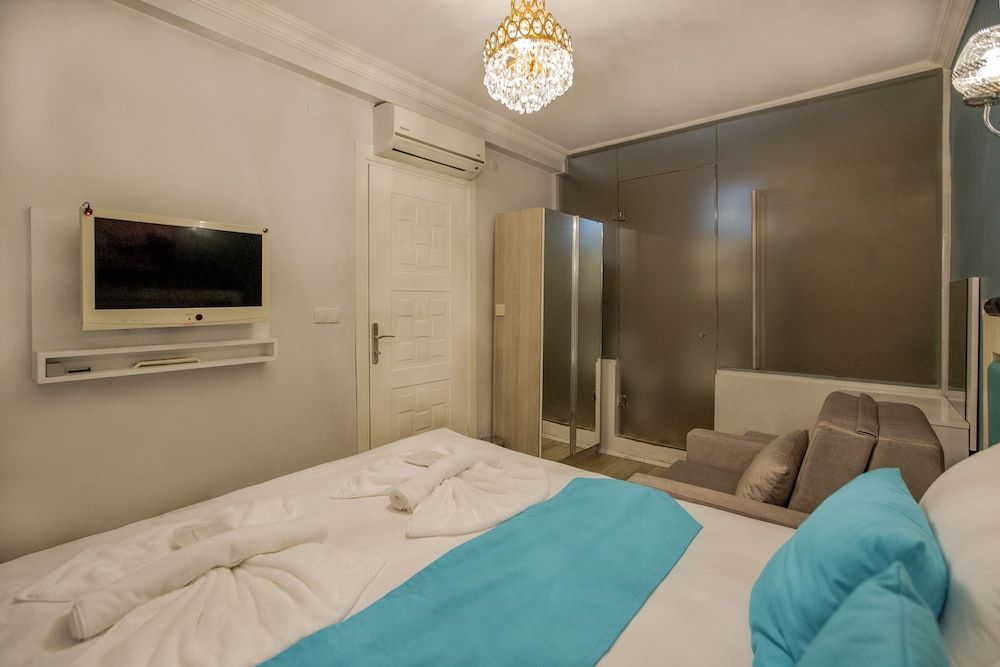 Royal Family Hotel Standard Room 6