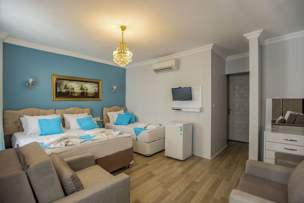 Royal Family Hotel Standard Triple Room, City View 4