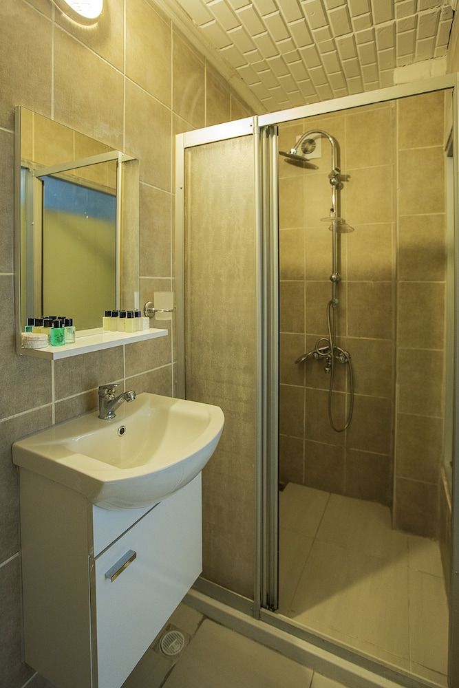 Royal Family Hotel Standard Triple Room, City View 6